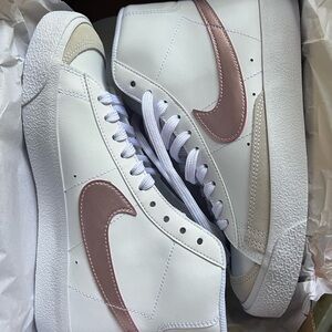 NWT Girls/ladies NIKE Blazer ‘77 metallic pink and white!
